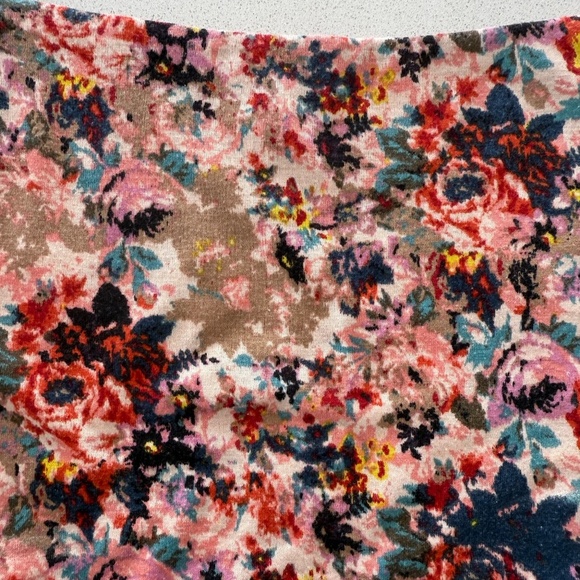 Off-Shoulder Floral Design Cropped Top - Picture 2 of 6